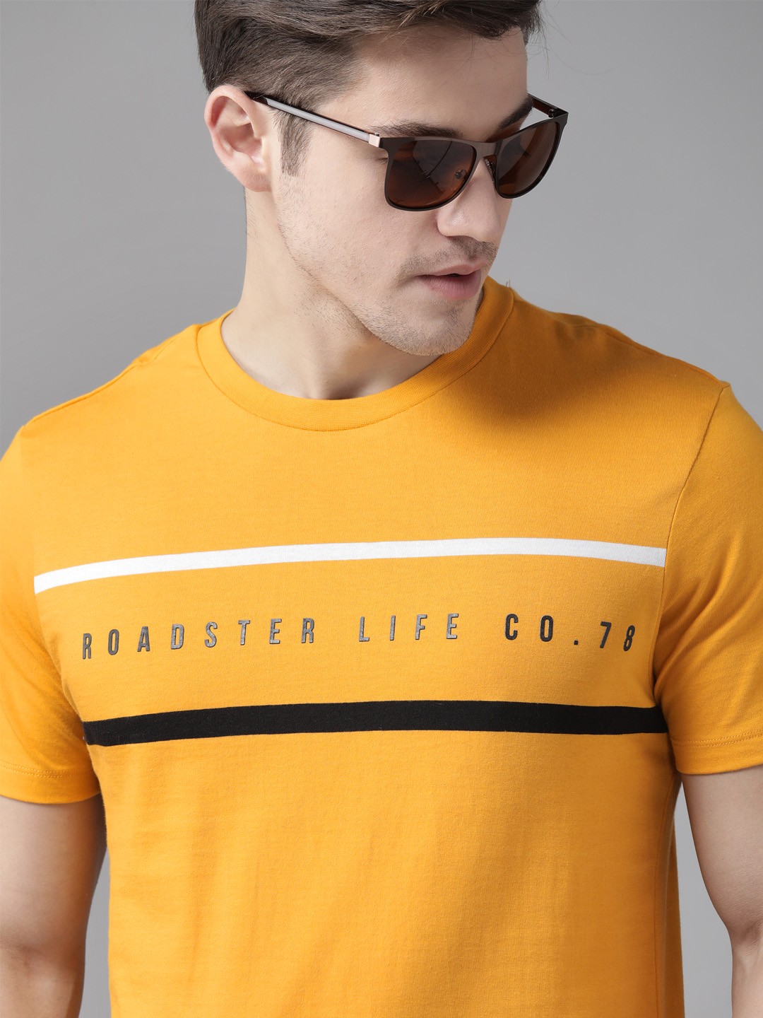 

Roadster Men Mustard Yellow Pure Cotton Striped Round Neck Pure Cotton T-shirt