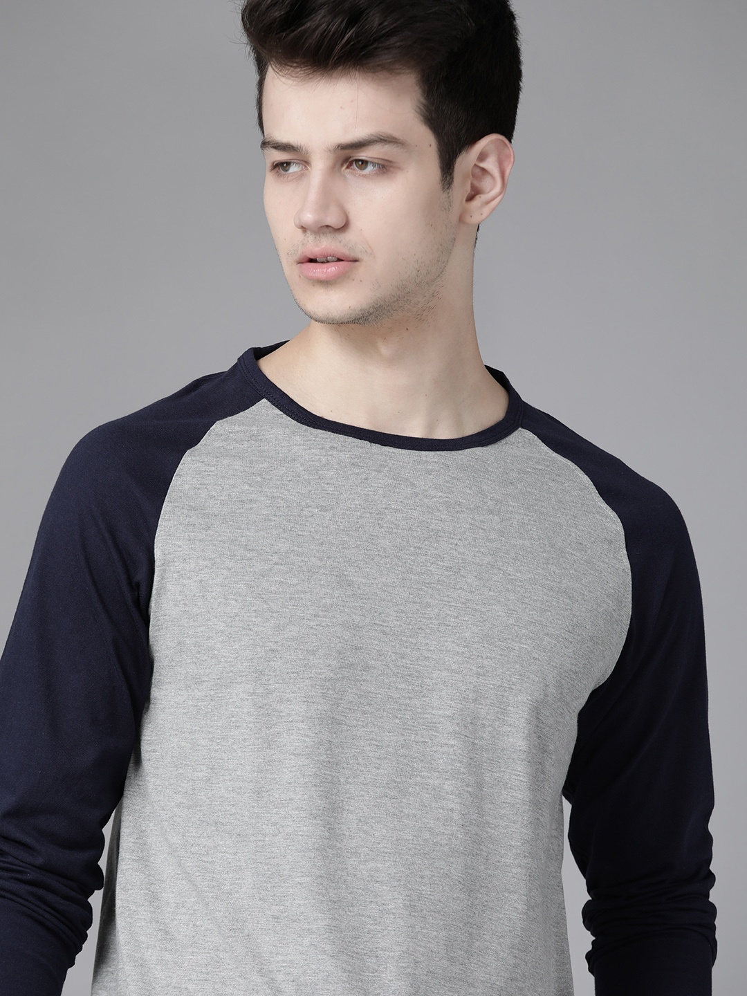 

Roadster Men Grey Melange Solid Round Neck T-shirt