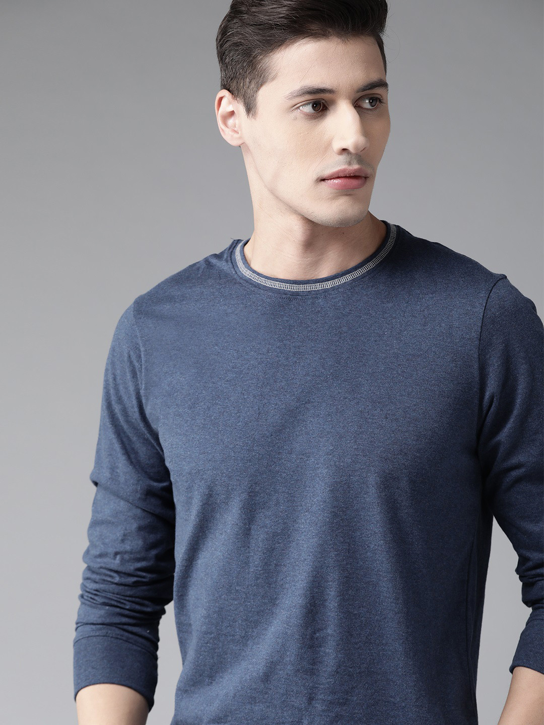 

Roadster Men Navy Blue Solid Round Neck T-shirt