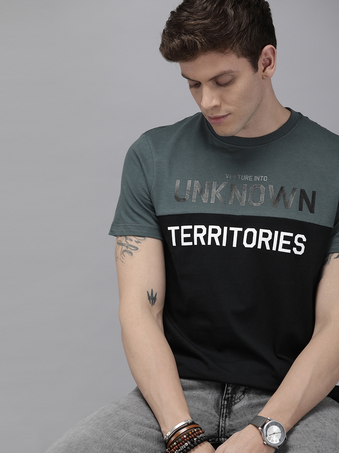 

Roadster Men Grey Black Printed Round Neck Pure Cotton T-shirt