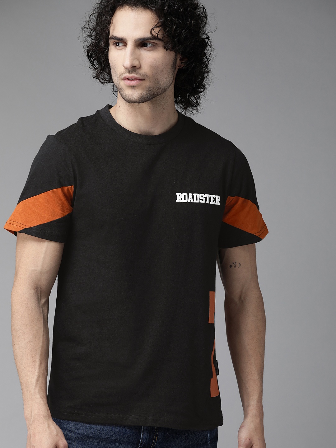 

Roadster Men Black Orange Printed Round Neck Pure Cotton T-shirt