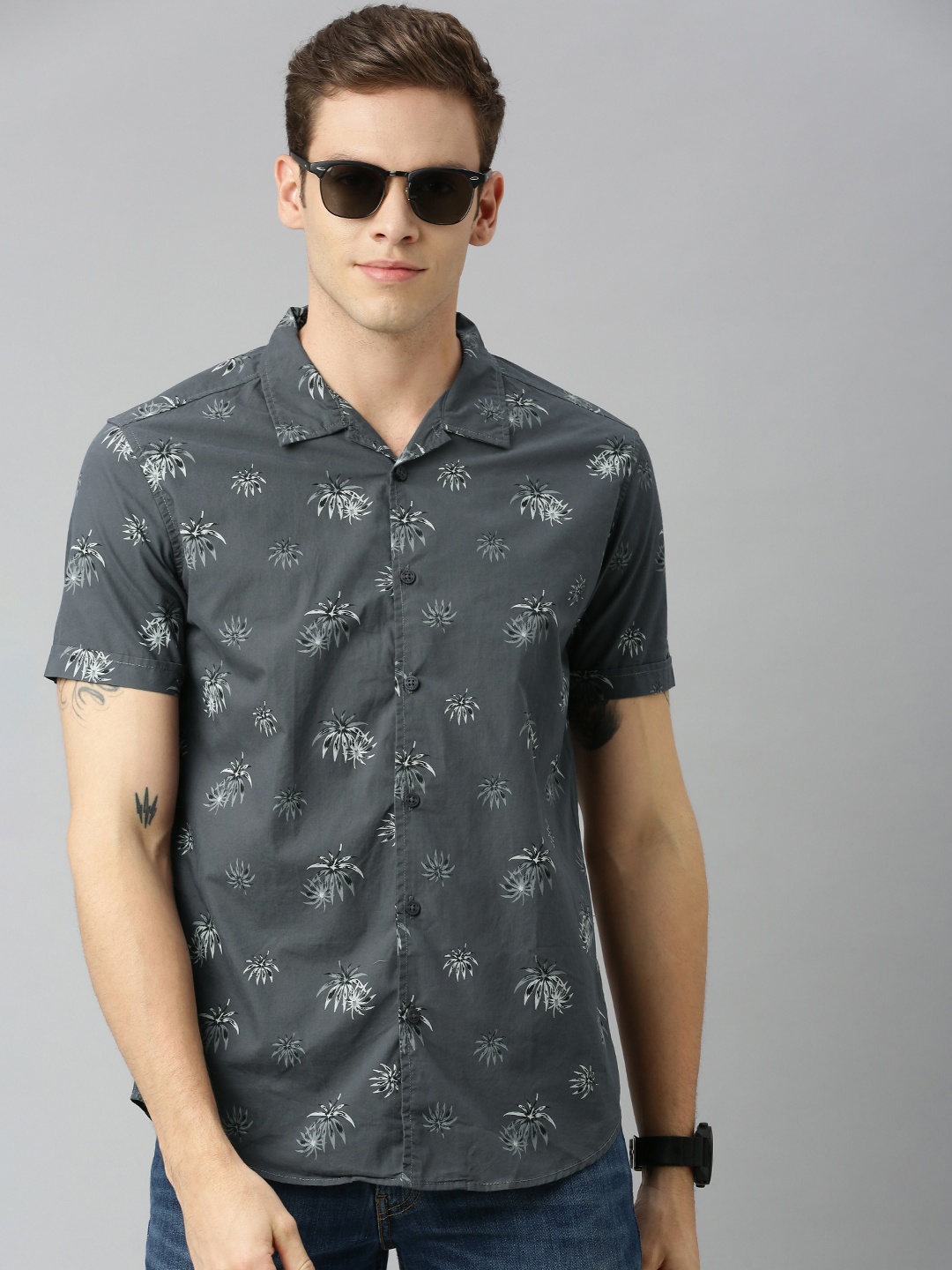 

HERE&NOW Men Grey & White Slim Fit Floral Printed Cuban Collar Casual Shirt