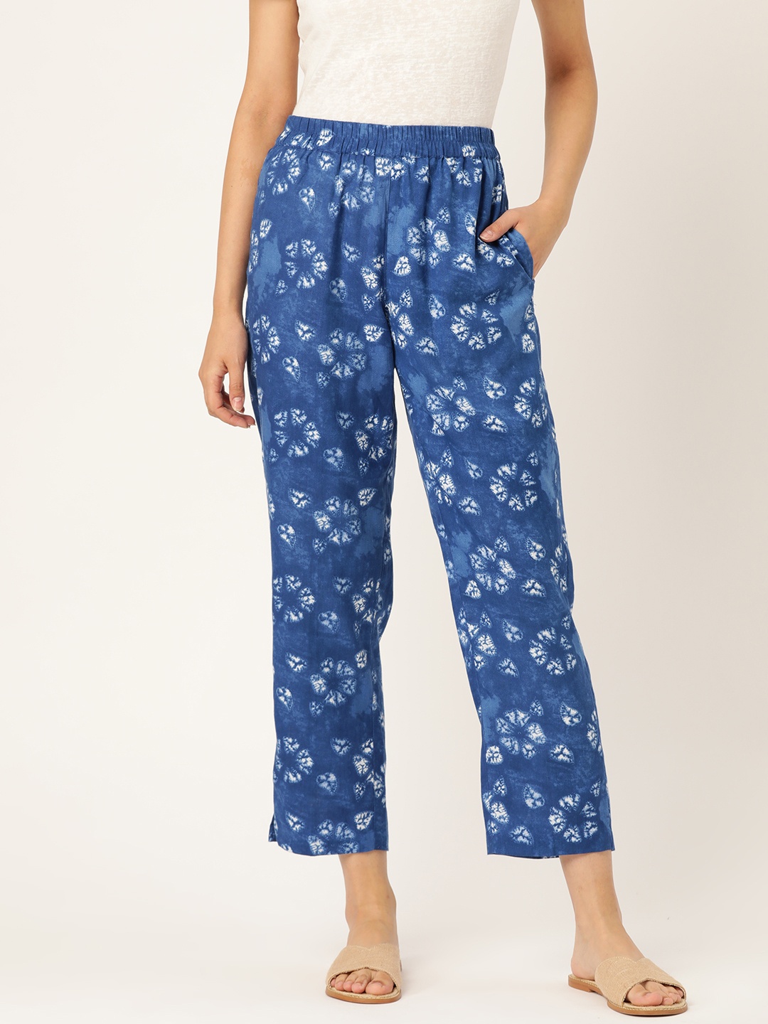 

Shae by SASSAFRAS Women Navy Blue & White Tapered Fit Dyed Cropped Trousers