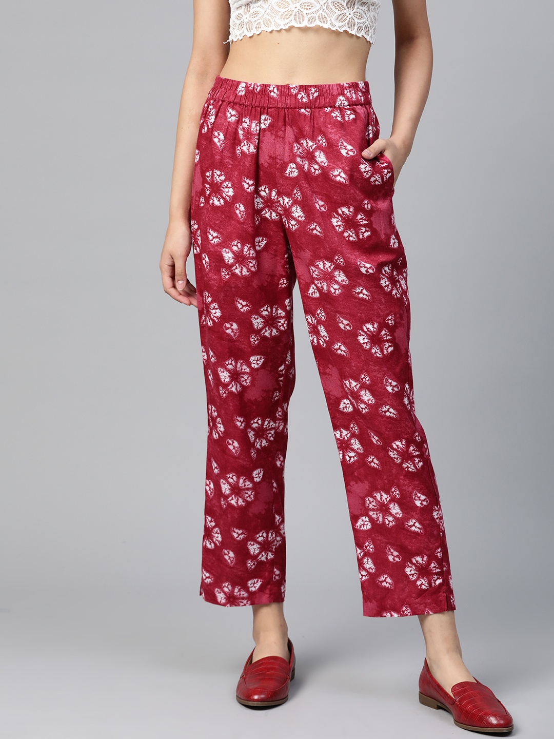 

Shae by SASSAFRAS Women Magenta & White Tapered Fit Tie & Dye Cropped Trousers