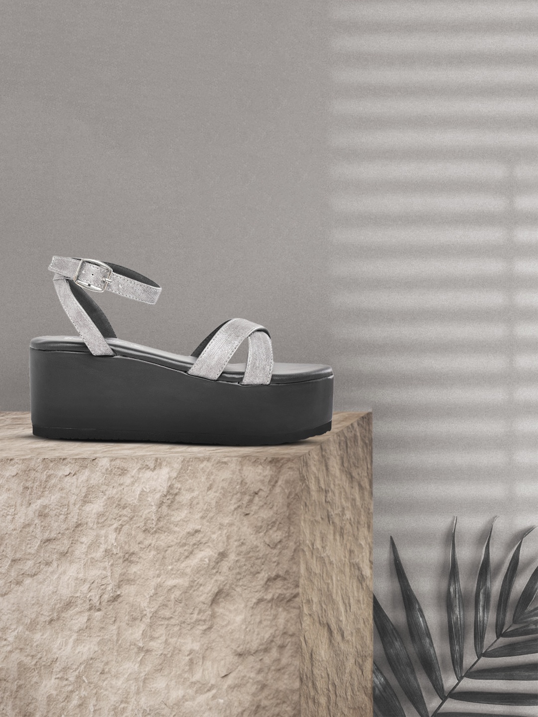 

Roadster Women Gunmetal-Toned Textured Open Toe Flatrforms, Metallic