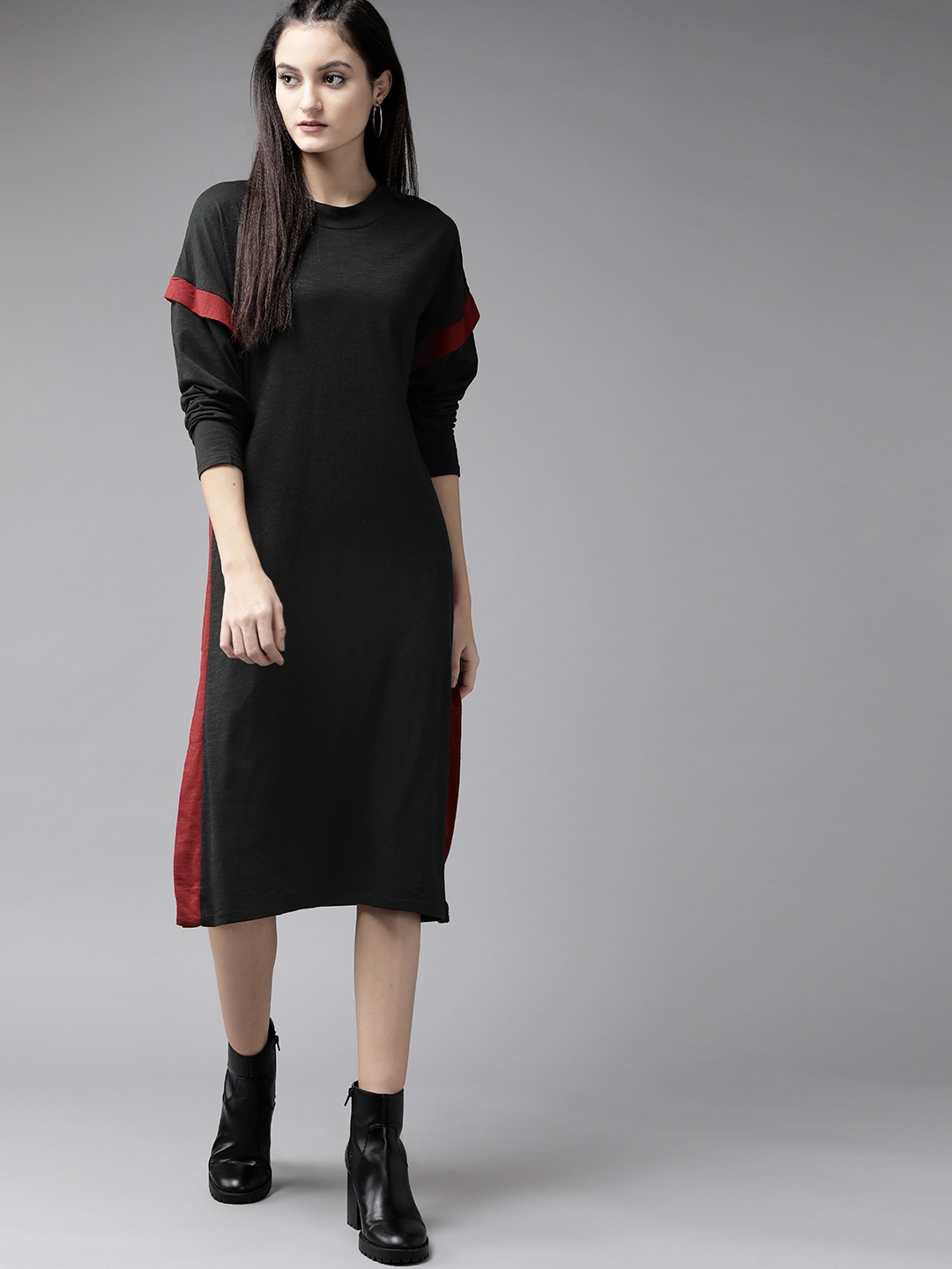 

Roadster Women Black & Maroon Slub Effect Solid T-shirt Dress