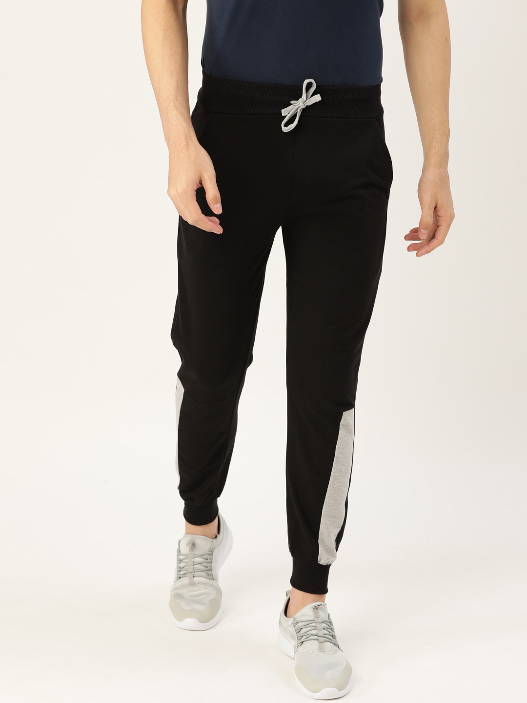 

Rodzen Men Black Solid Joggers