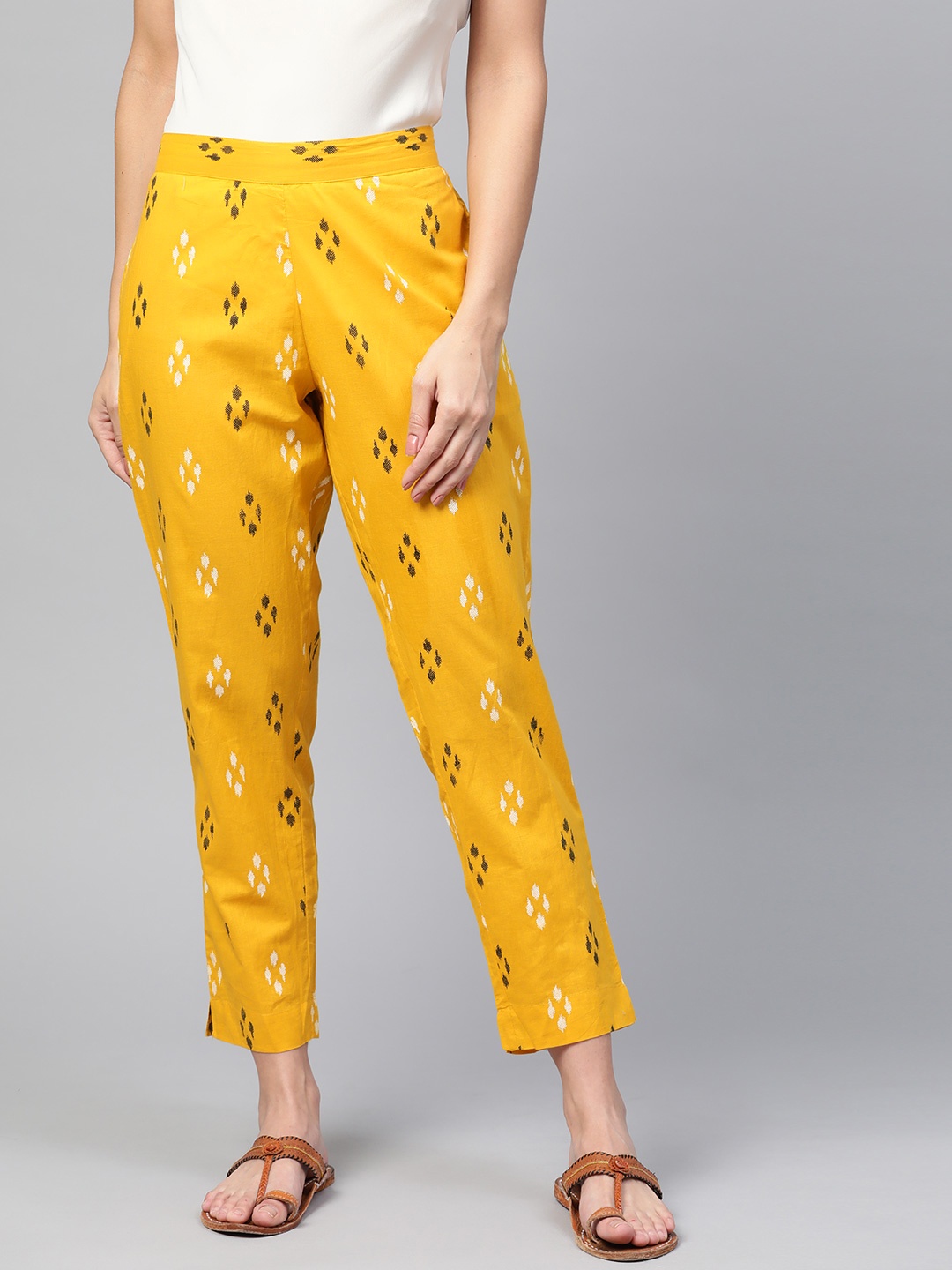 

Sangria Women Mustard Yellow & Black Regular Fit Printed Cropped Regular Trousers