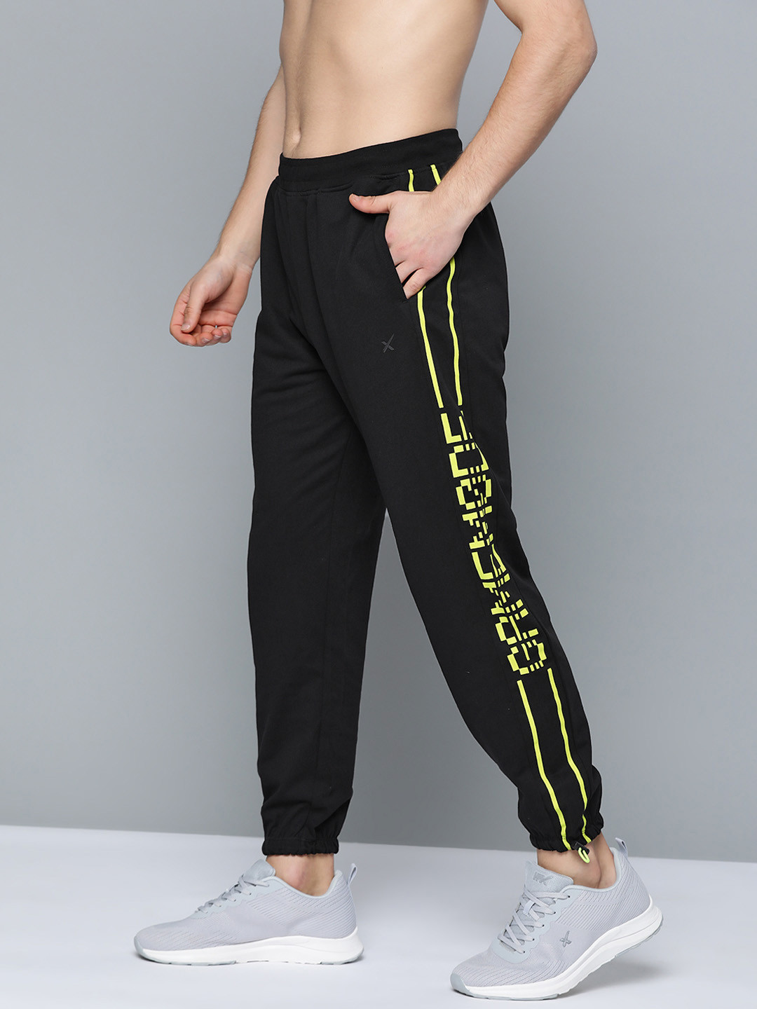 

HRX by Hrithik Roshan Men Jet Black Solid Regular Bio-Wash Antimicrobial Lifestyle Jogger