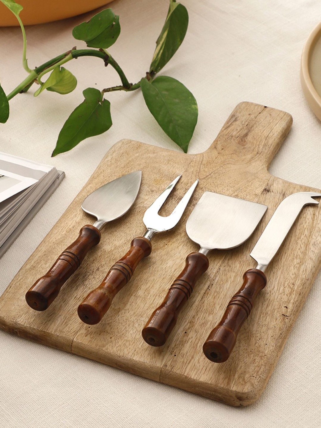 

VarEesha Set of 4 Brown & Steel-Toned Solid Handcrafted Cheese Knives