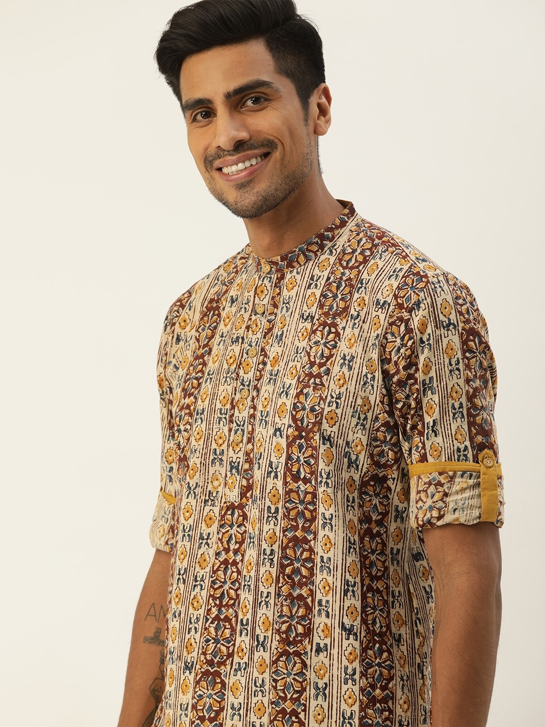 

Taavi Men Off-White & Maroon Kalamkari Block Printed Straight Sustainable Kurta with Roll-Up Sleeves