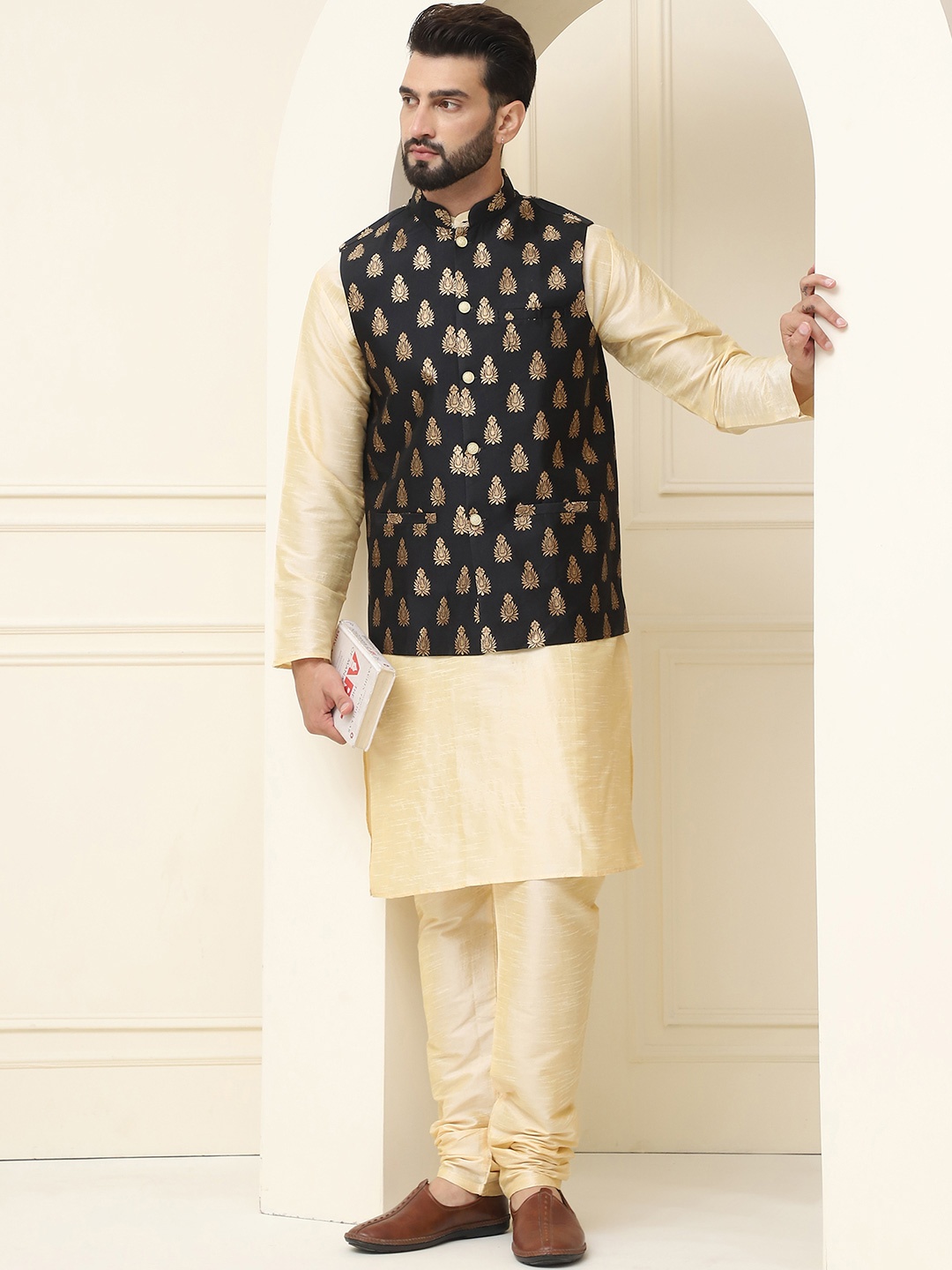 

SOJANYA Men Golden & Black Solid Kurta with Churidar & Nehru Jacket, Gold