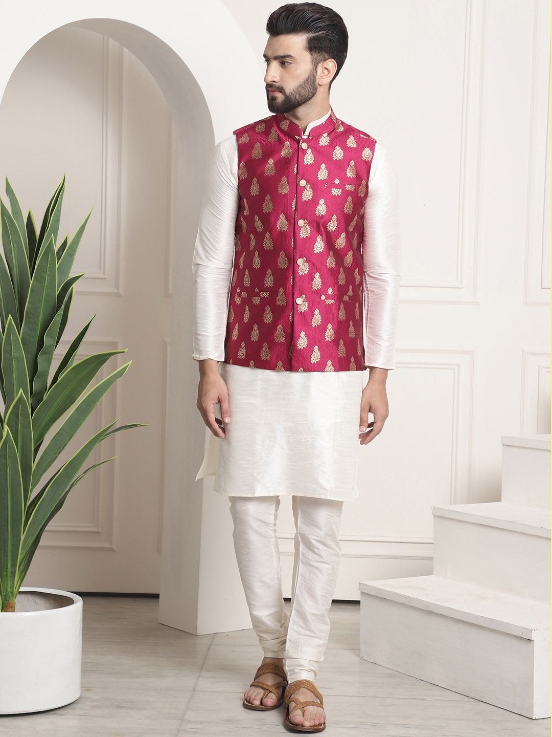 

SOJANYA Men Off-White & Magenta Solid Kurta with Churidar & Nehru Jacket