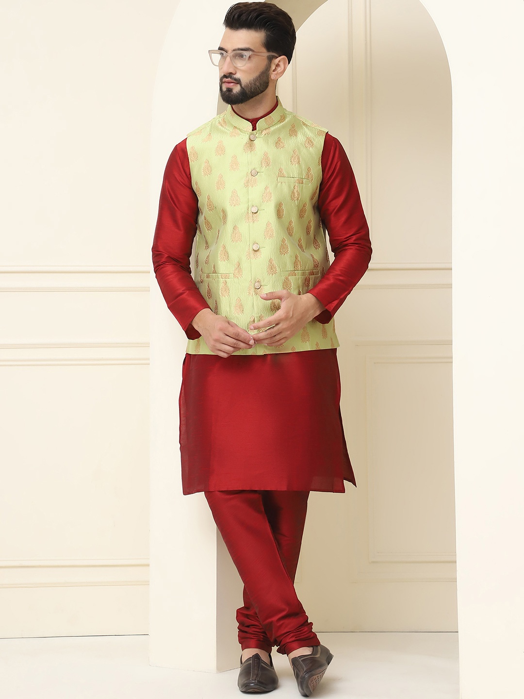 

SOJANYA Men Maroon & Lime Green Solid Kurta with Churidar & Nehru Jacket