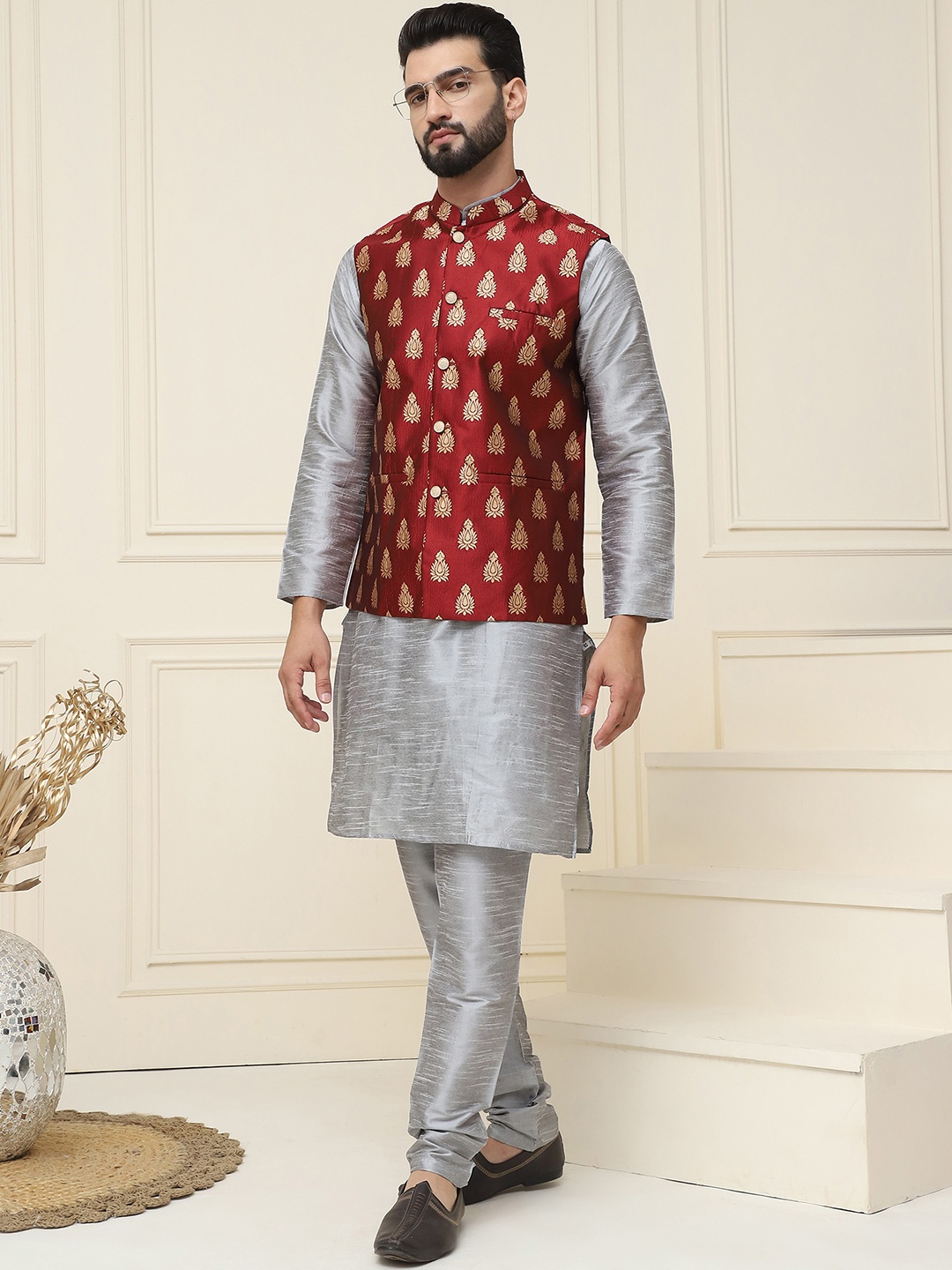 

SOJANYA Men Grey & Maroon Self Design Kurta with Churidar & Nehru Jacket