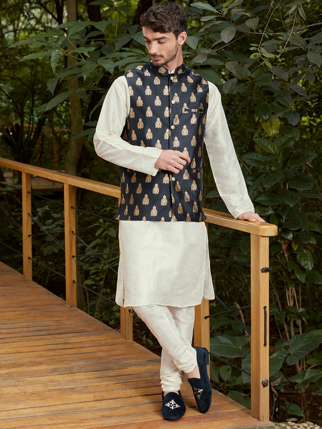 

SOJANYA Men Off-White & Black Solid Kurta with Churidar & Nehru Jacket