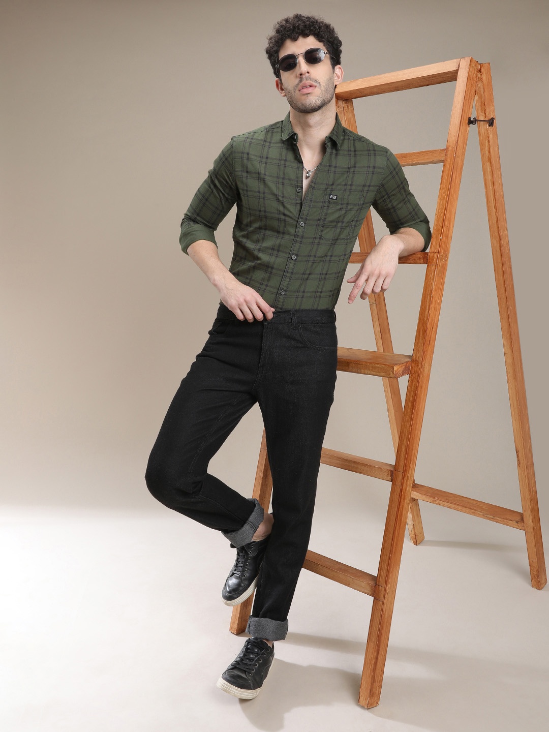 

The Indian Garage Co Men Green & Black Slim Fit Checked Casual Shirt