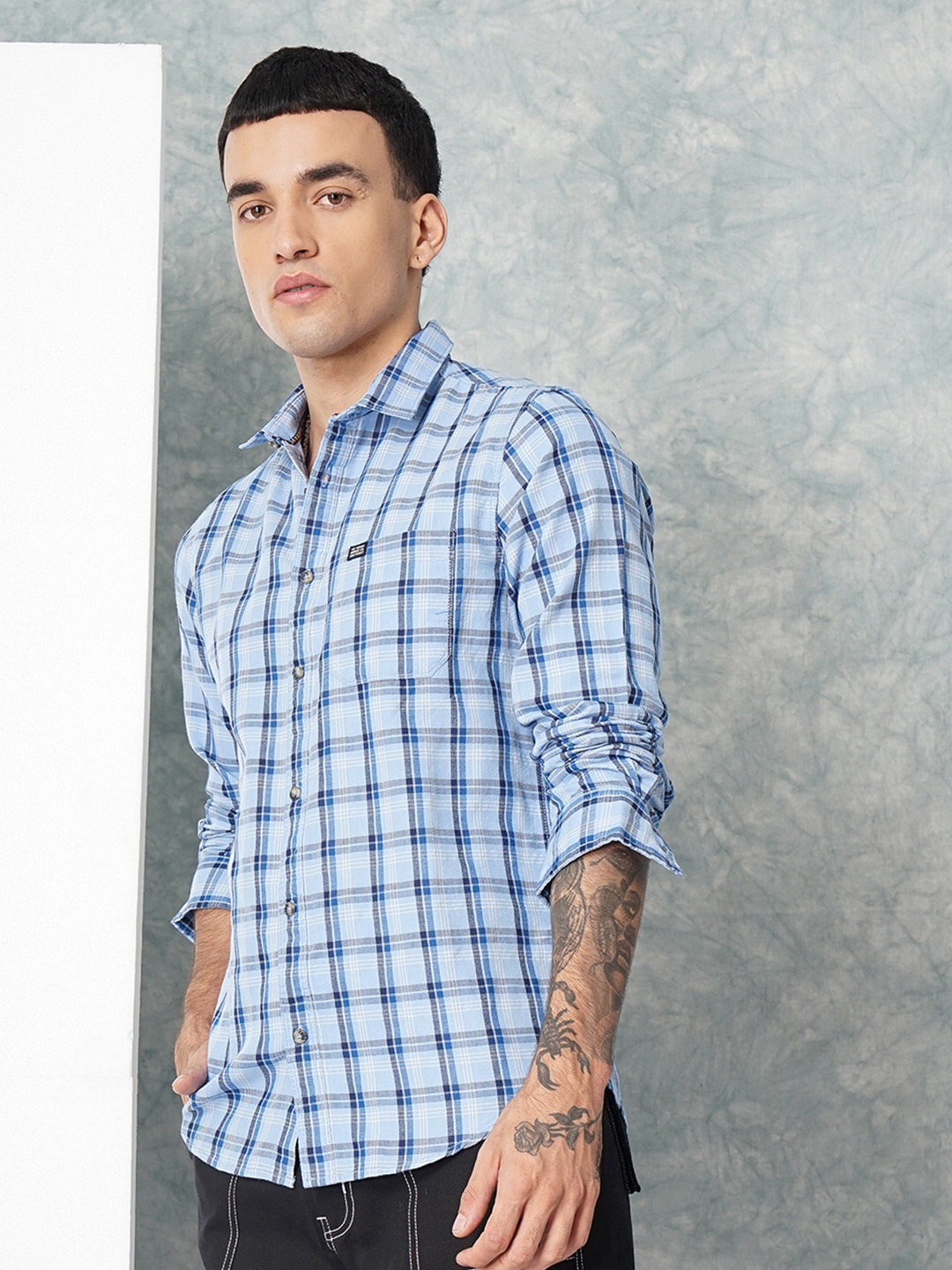 

The Indian Garage Co Men Blue & White Slim Fit Checked Casual Shirt