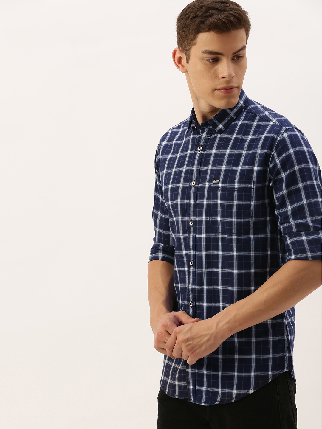 

The Indian Garage Co Men Navy Blue & White Slim Fit Checked Casual Shirt