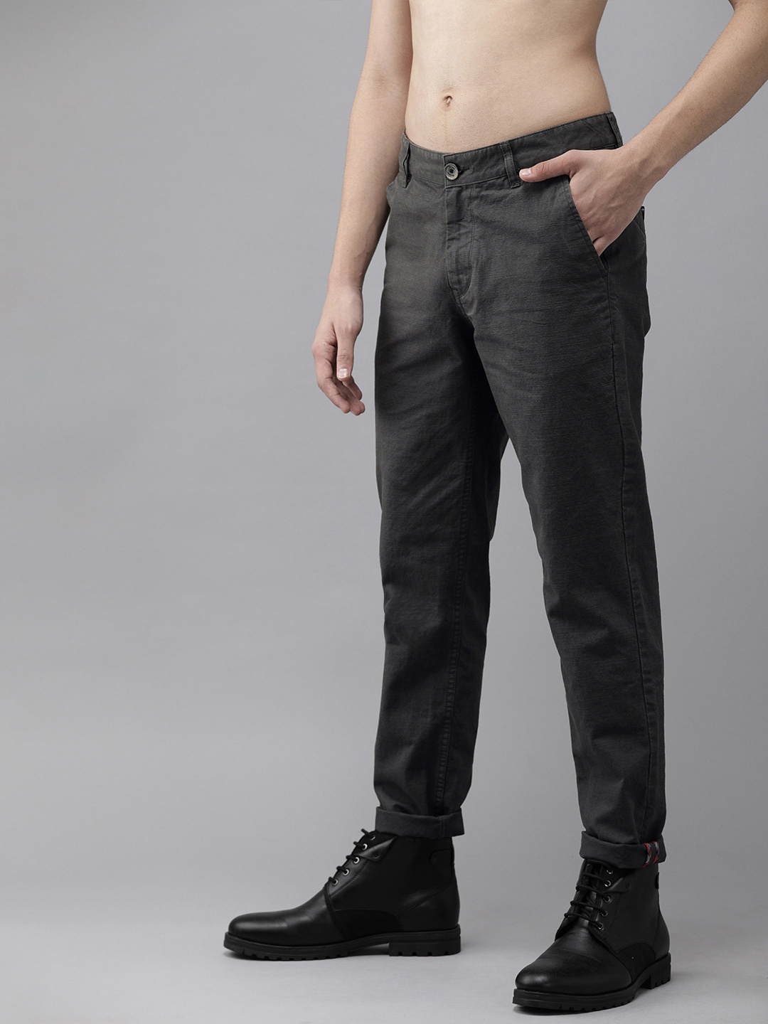 

Roadster Men Charcoal Grey Slim Fit Solid Chinos