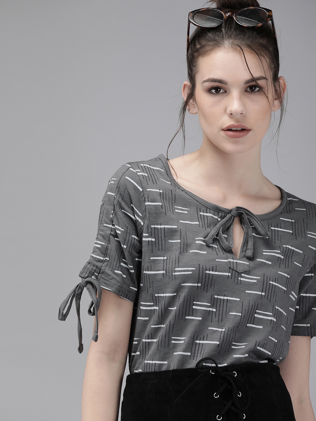 

Roadster Grey & White Printed Tie-Up Neck Top
