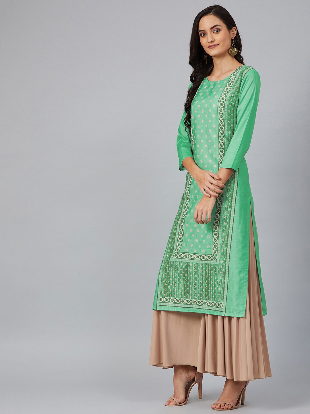 

AHIKA Women Green & Beige Screen Printed Straight Kurta