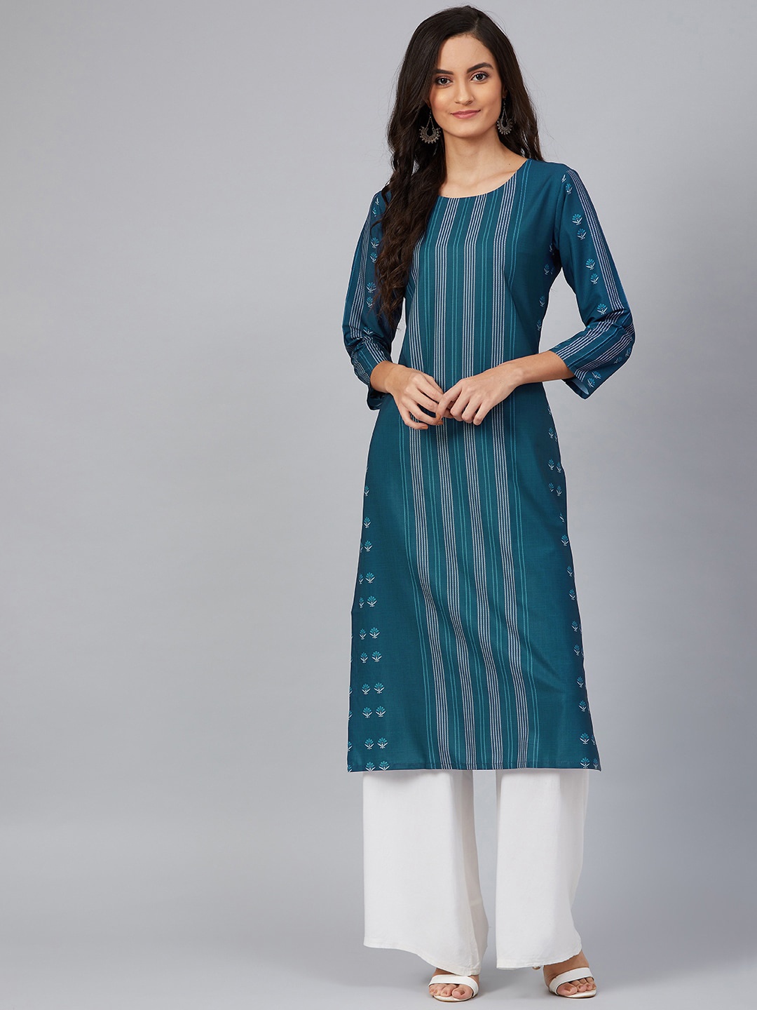 

AHIKA Women Blue & Off-White Screen Striped Straight Kurta