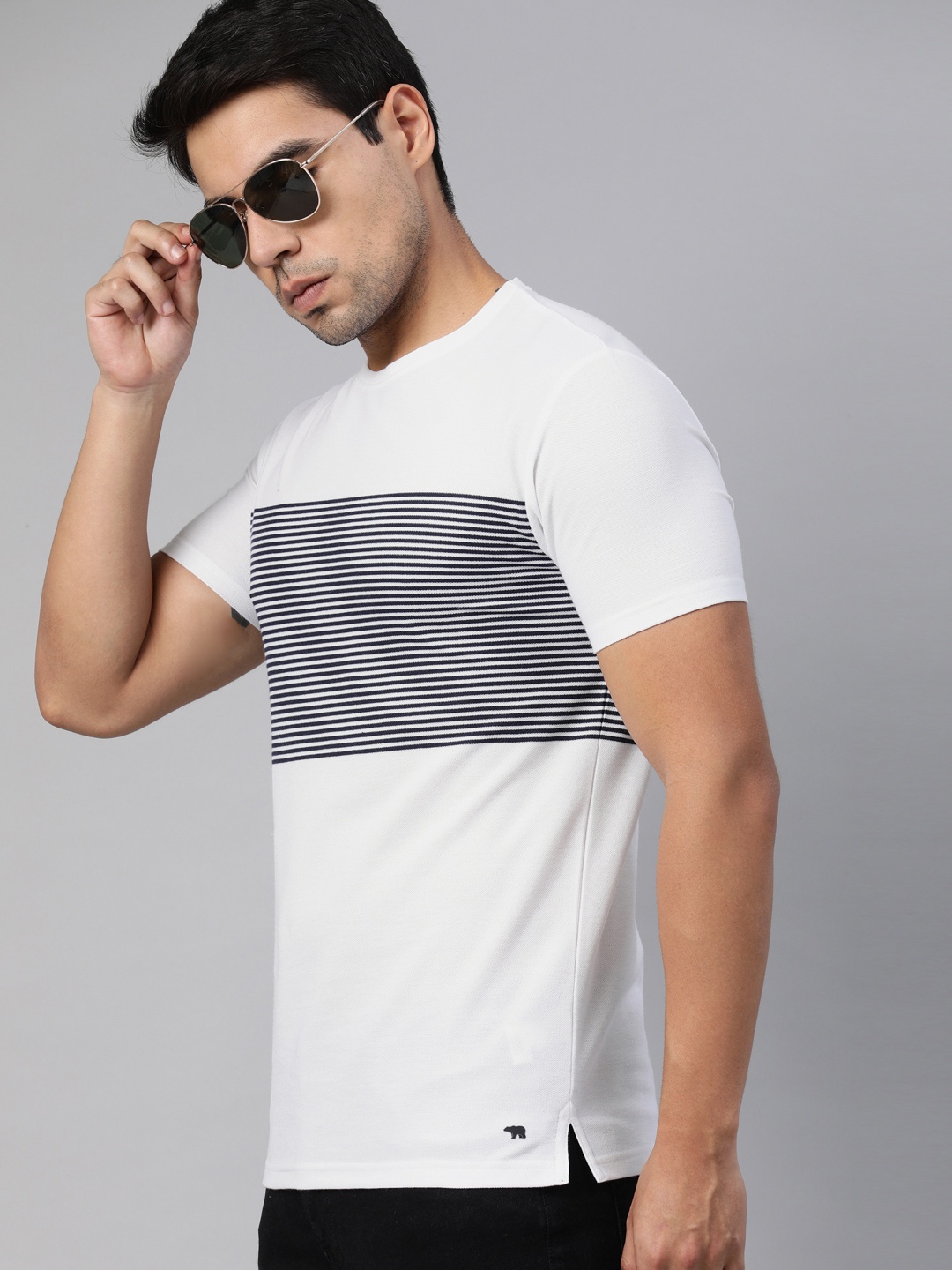 THE BEAR HOUSE Men White & Blue Striped Round Neck T-shirt