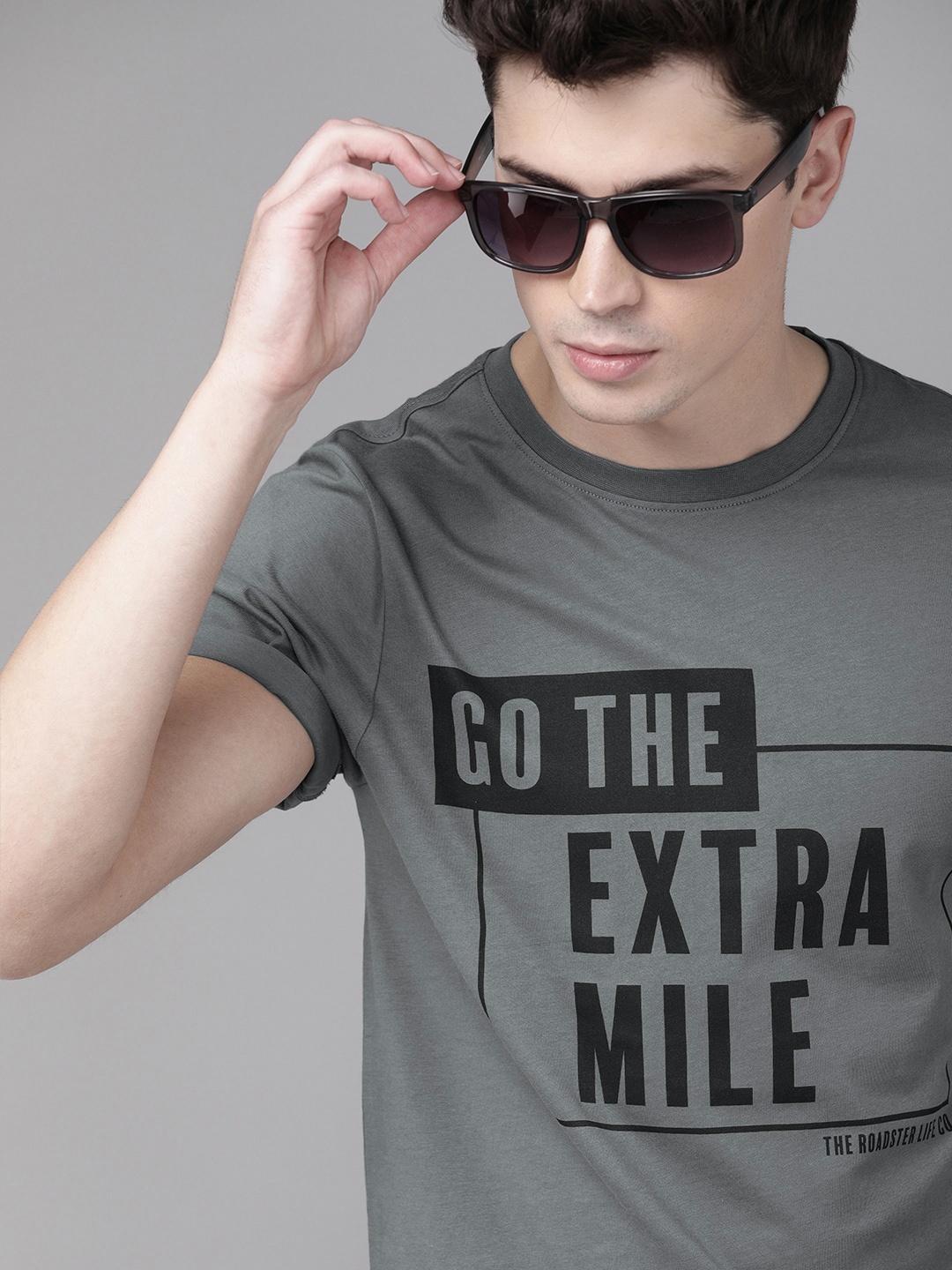 

Roadster Men Charcoal grey Printed Round Neck Pure Cotton T-shirt