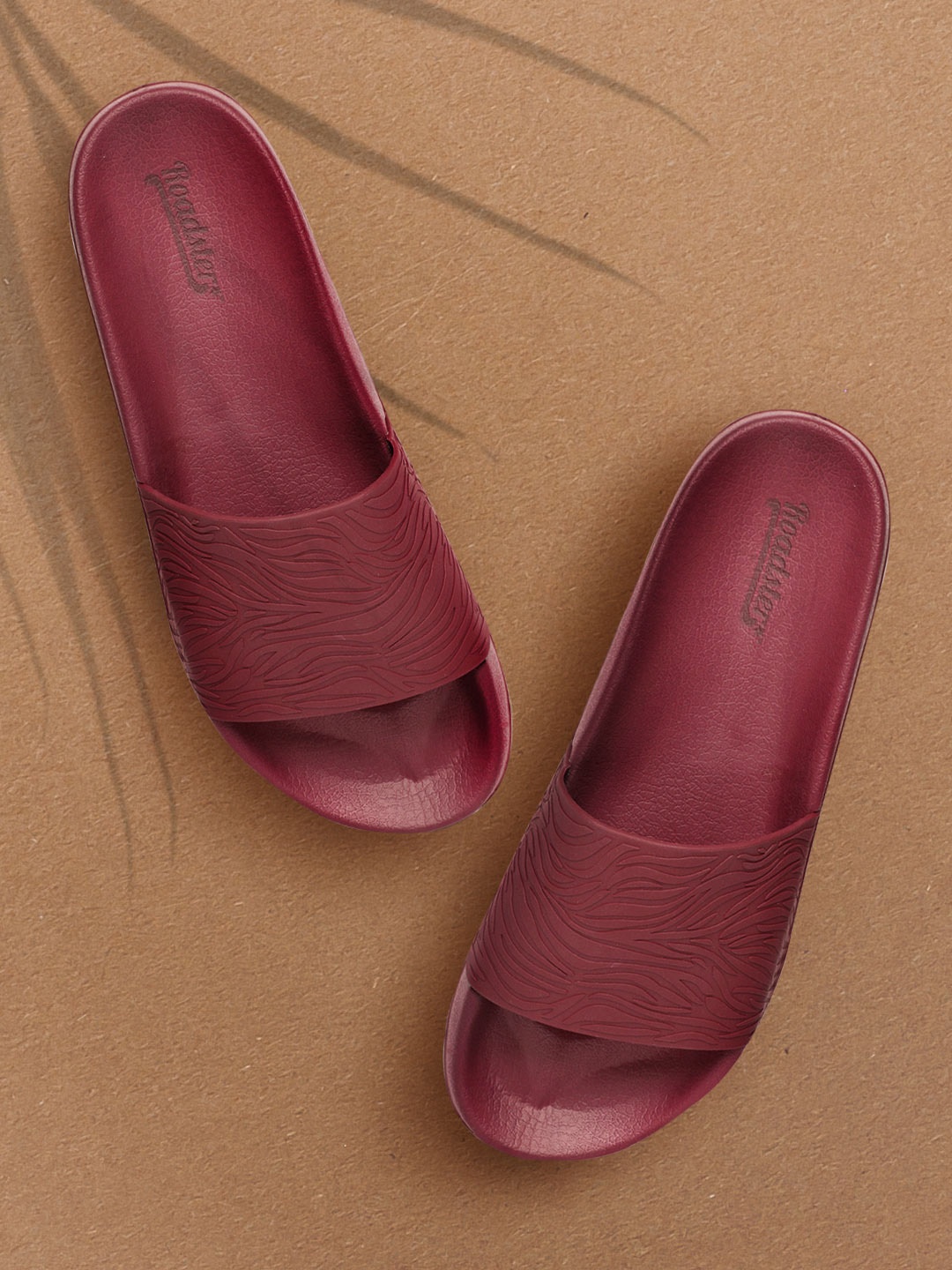 

Roadster Men Maroon Self Design Sliders