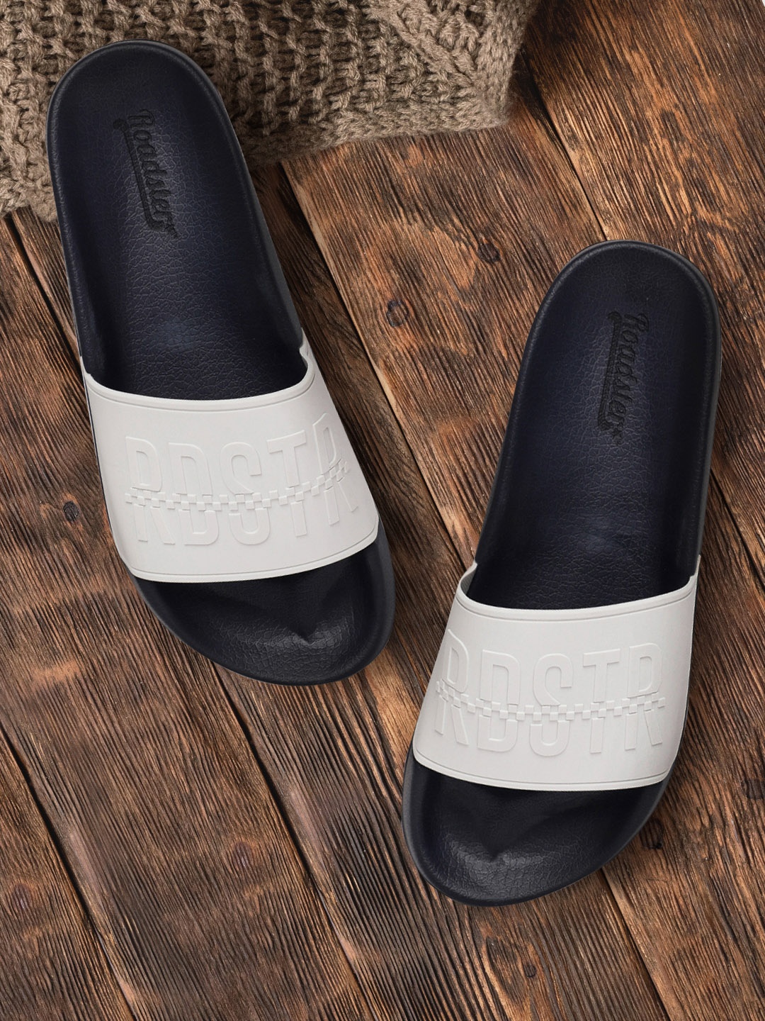 

Roadster Men White & Black Solid Sliders