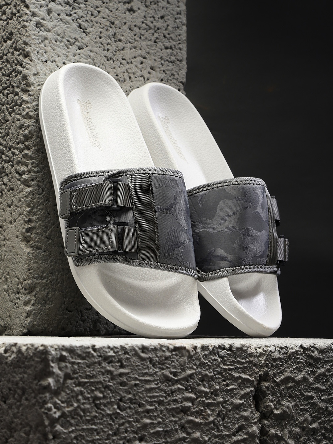

Roadster Men Green & White Printed Sliders