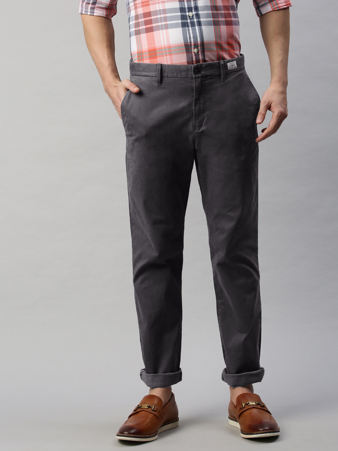 

Tommy Hilfiger Men Charcoal Grey Solid Straight Fit Chinos