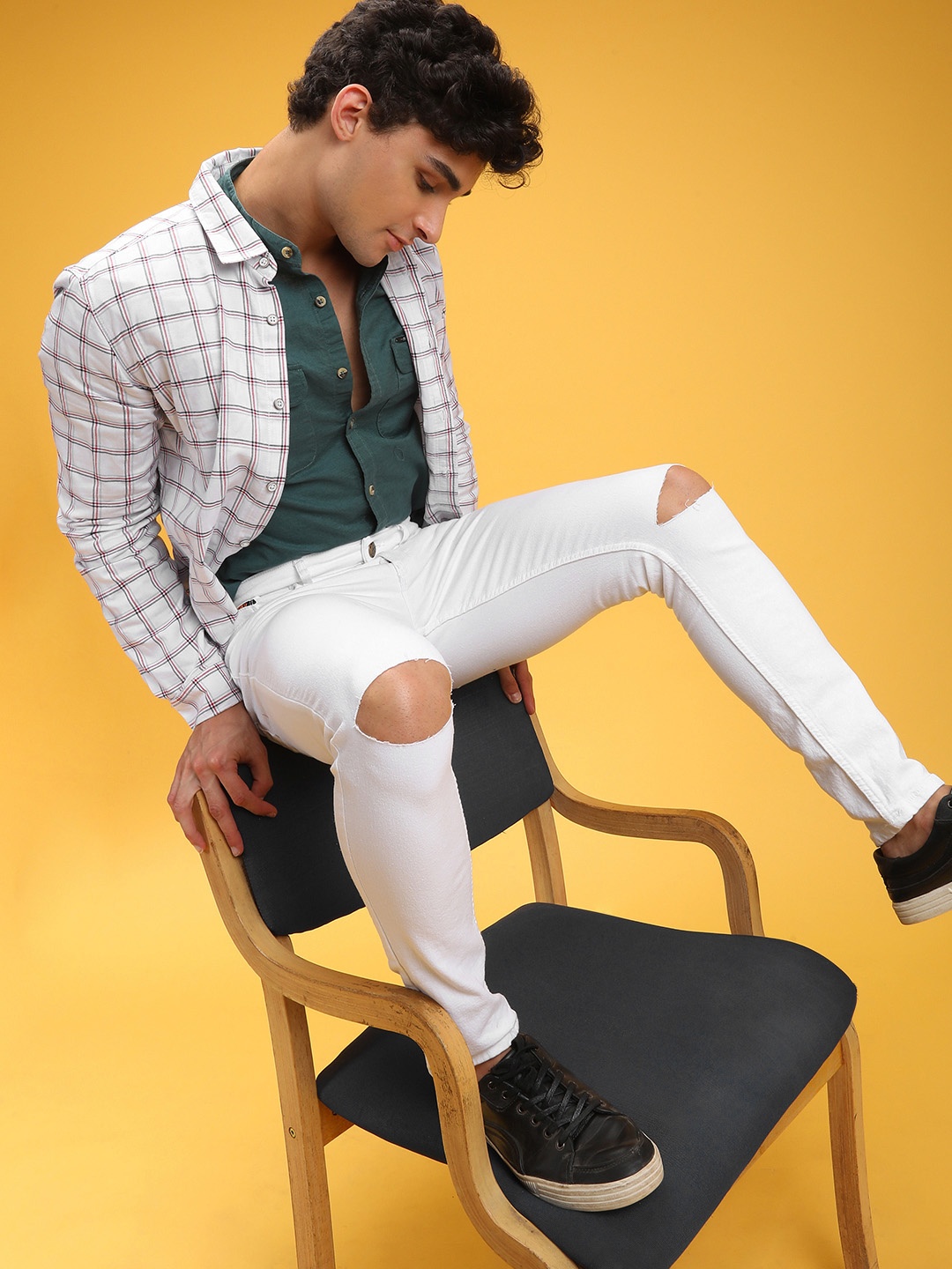 

The Indian Garage Co Men White Slim Fit Mid-Rise Clean Look Stretchable Jeans