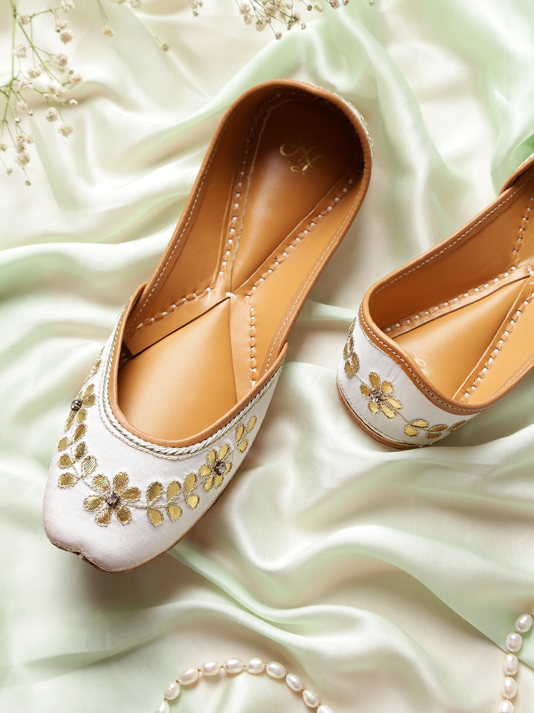 

House of Pataudi Women Off-White Stone-Studded & Embroidered Handcrafted Mojaris