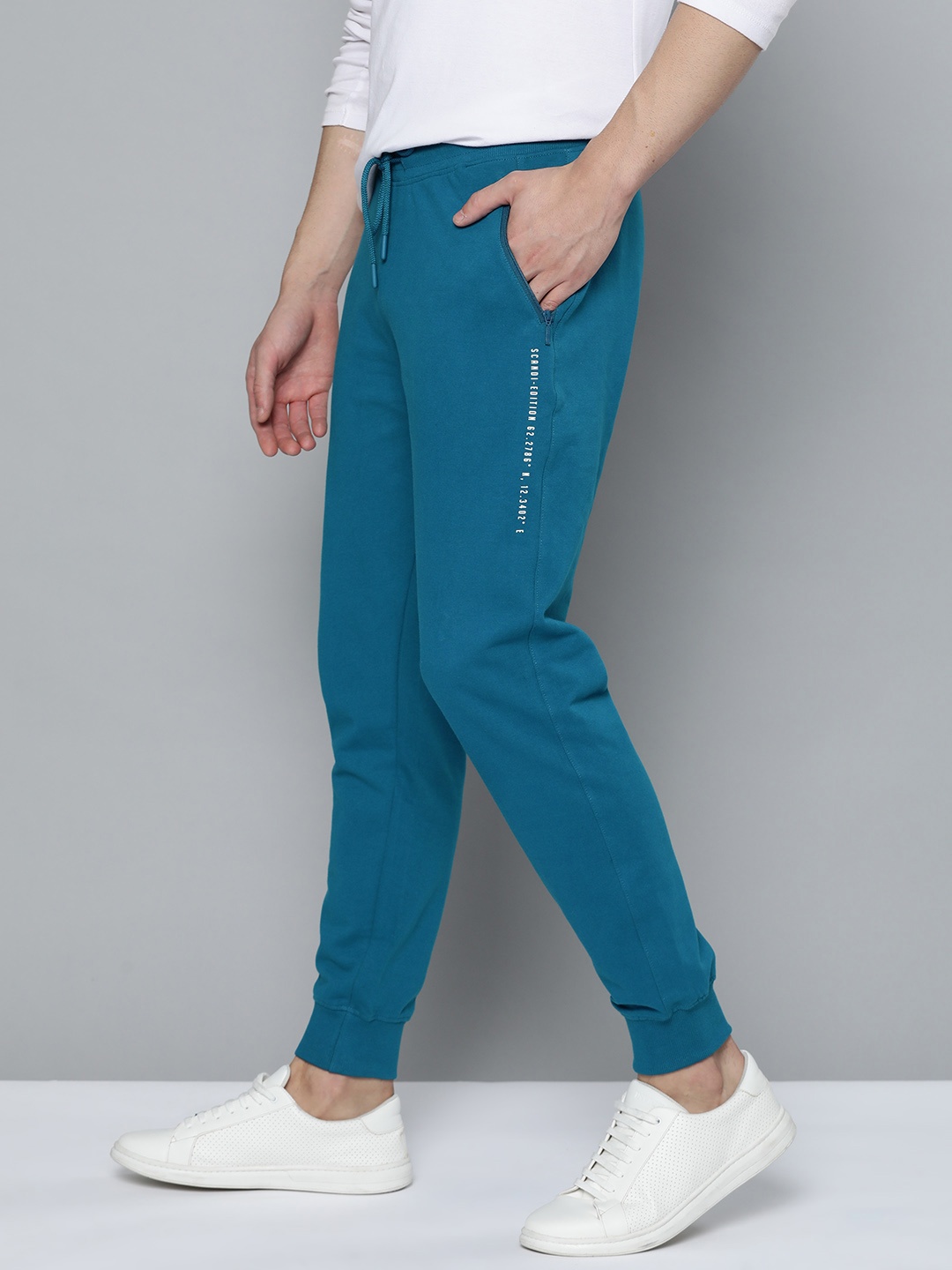 

Mast & Harbour Men Blue Solid Joggers