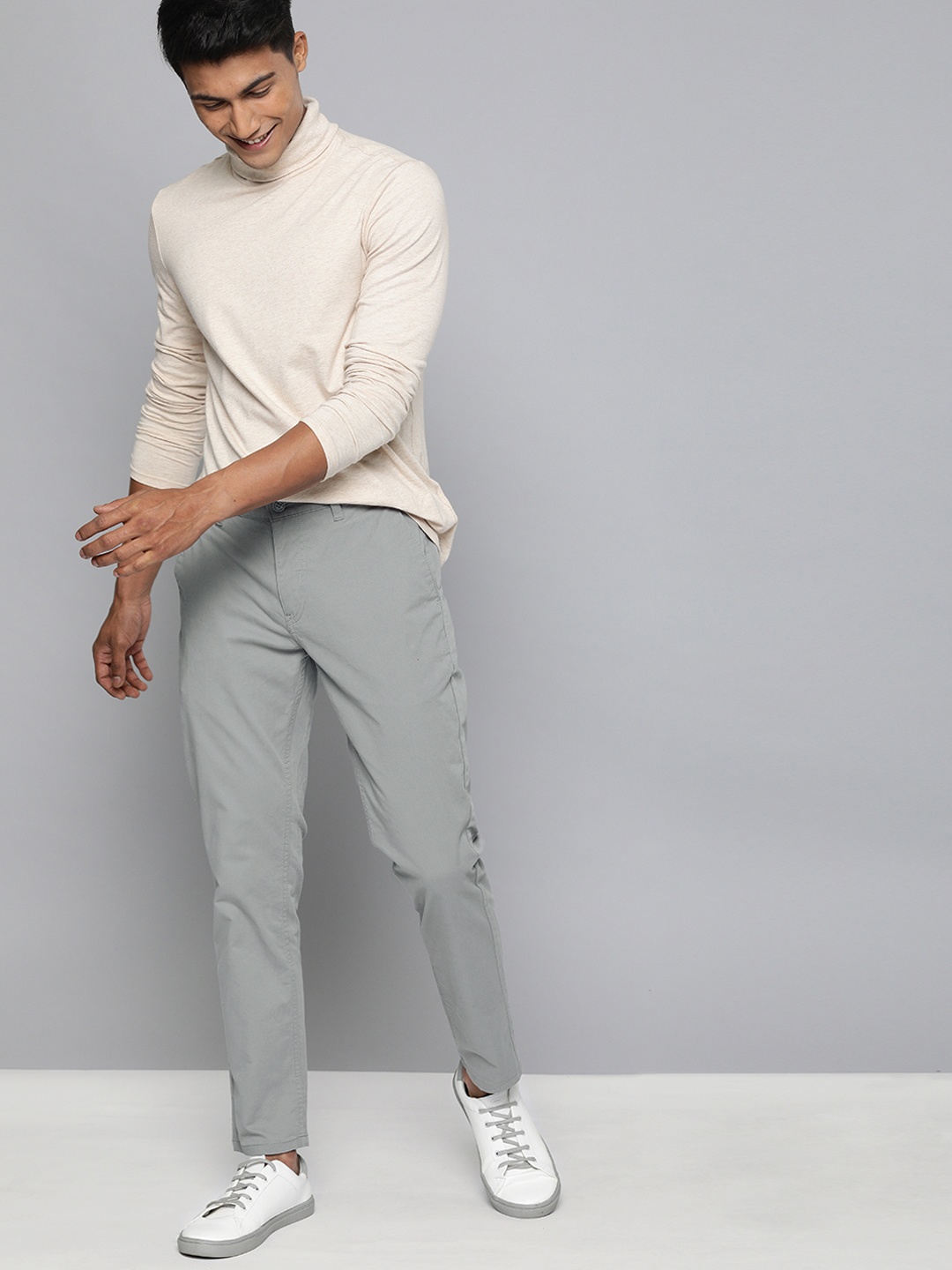 

Mast & Harbour Men Grey Slim Fit Solid Chinos