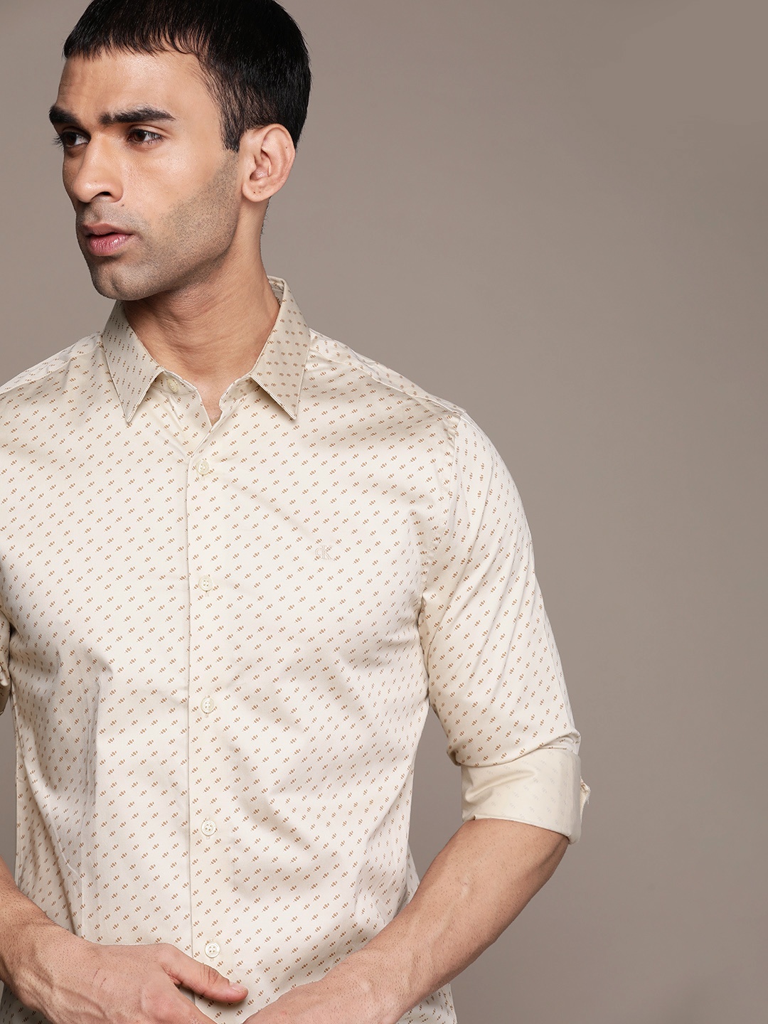 

Calvin Klein Jeans Men Off White Slim Fit Opaque Printed Casual Shirt