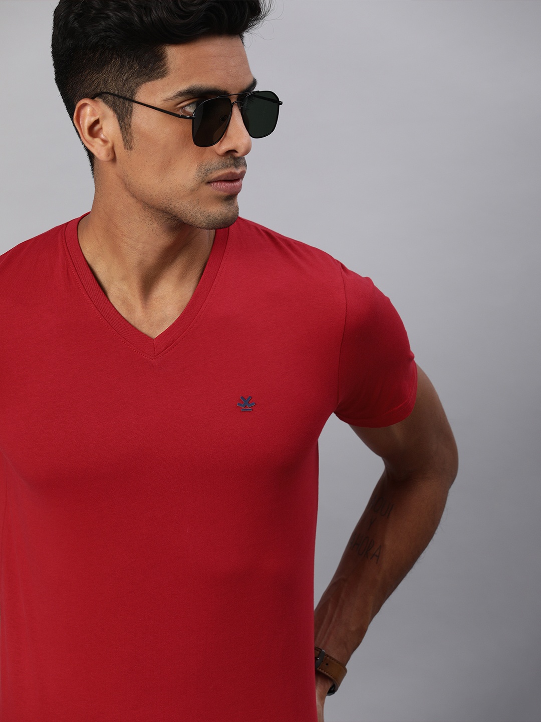 

WROGN Men Red Solid Slim Fit V-Neck T-shirt