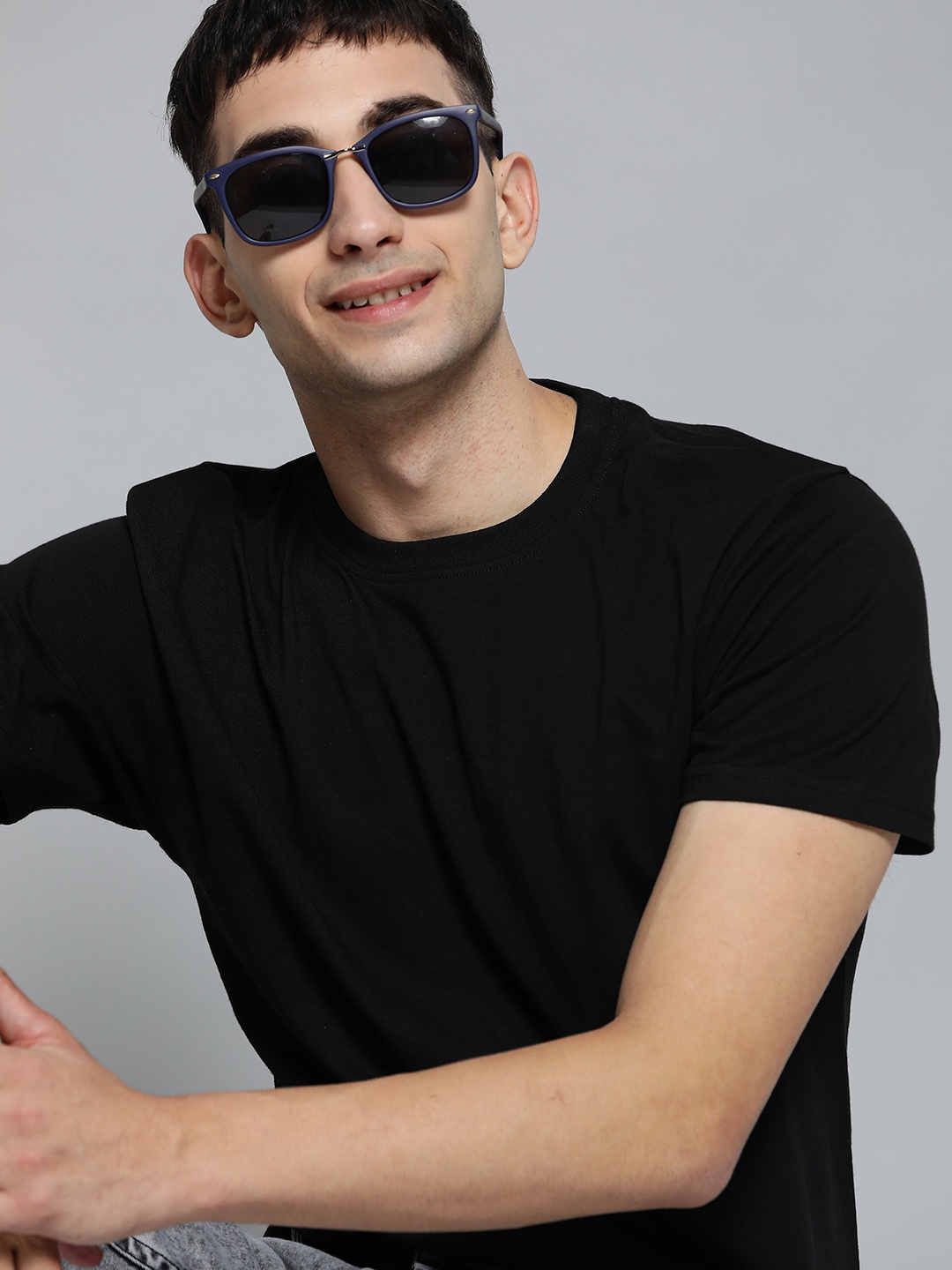 

HERENOW Men Black Solid Round Neck Pure Cotton T-shirt