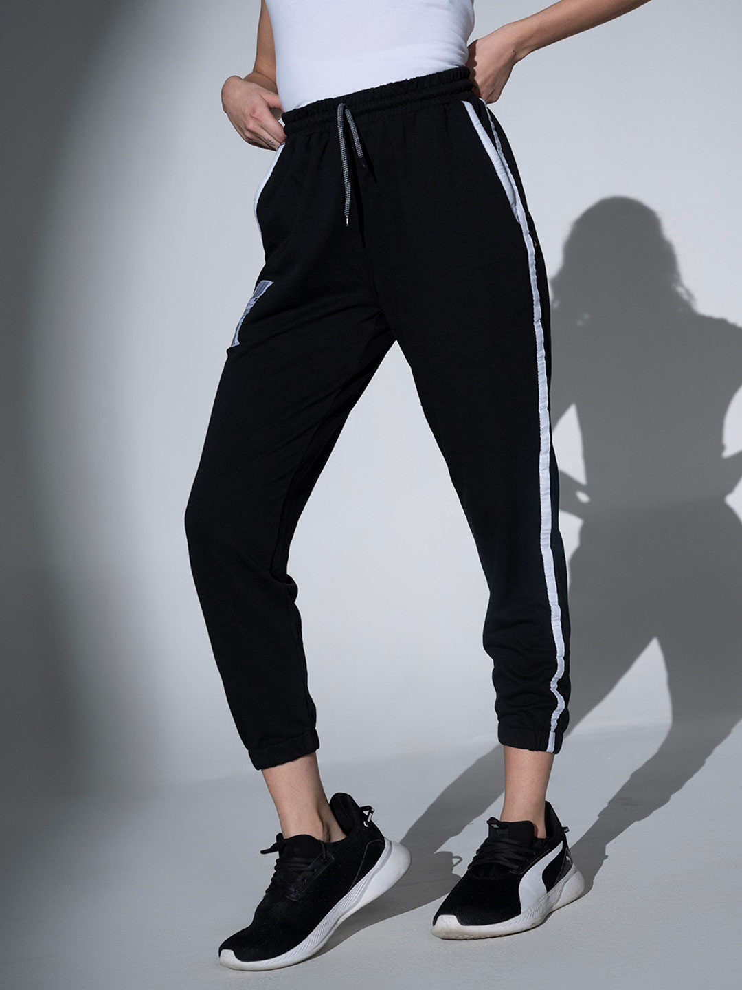 

Hubberholme Women Black Slim Fit Solid Cropped Joggers