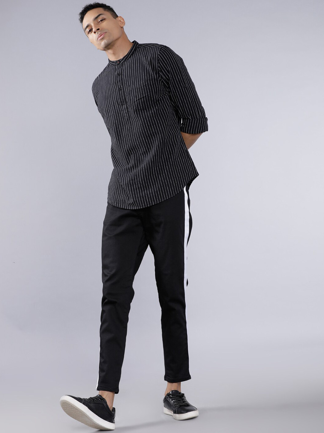 

HIGHLANDER Men Black & White Slim Fit Striped Casual Shirt