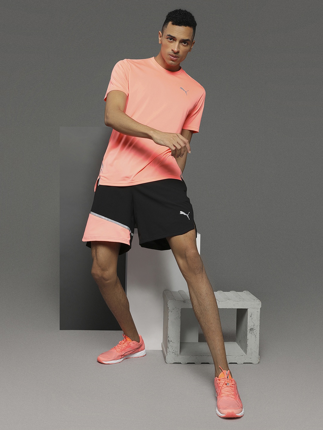 

Puma Men Black & Neon Pink Run Woven 7" Shorts