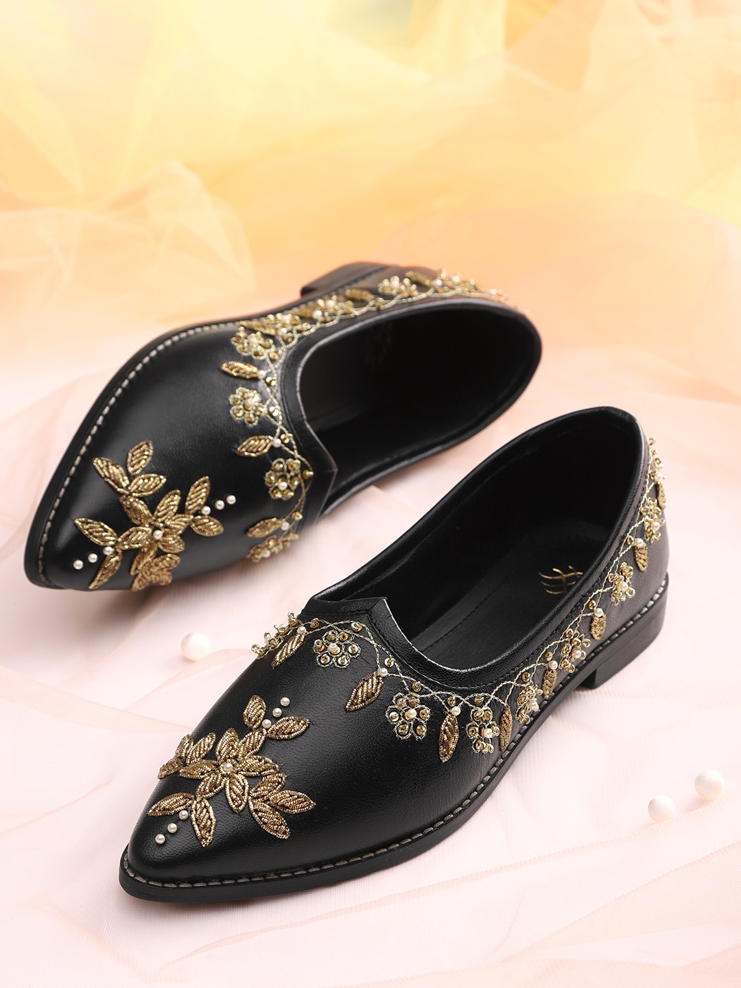 

House of Pataudi Women Black & Gold-Toned Embroidered Juttis