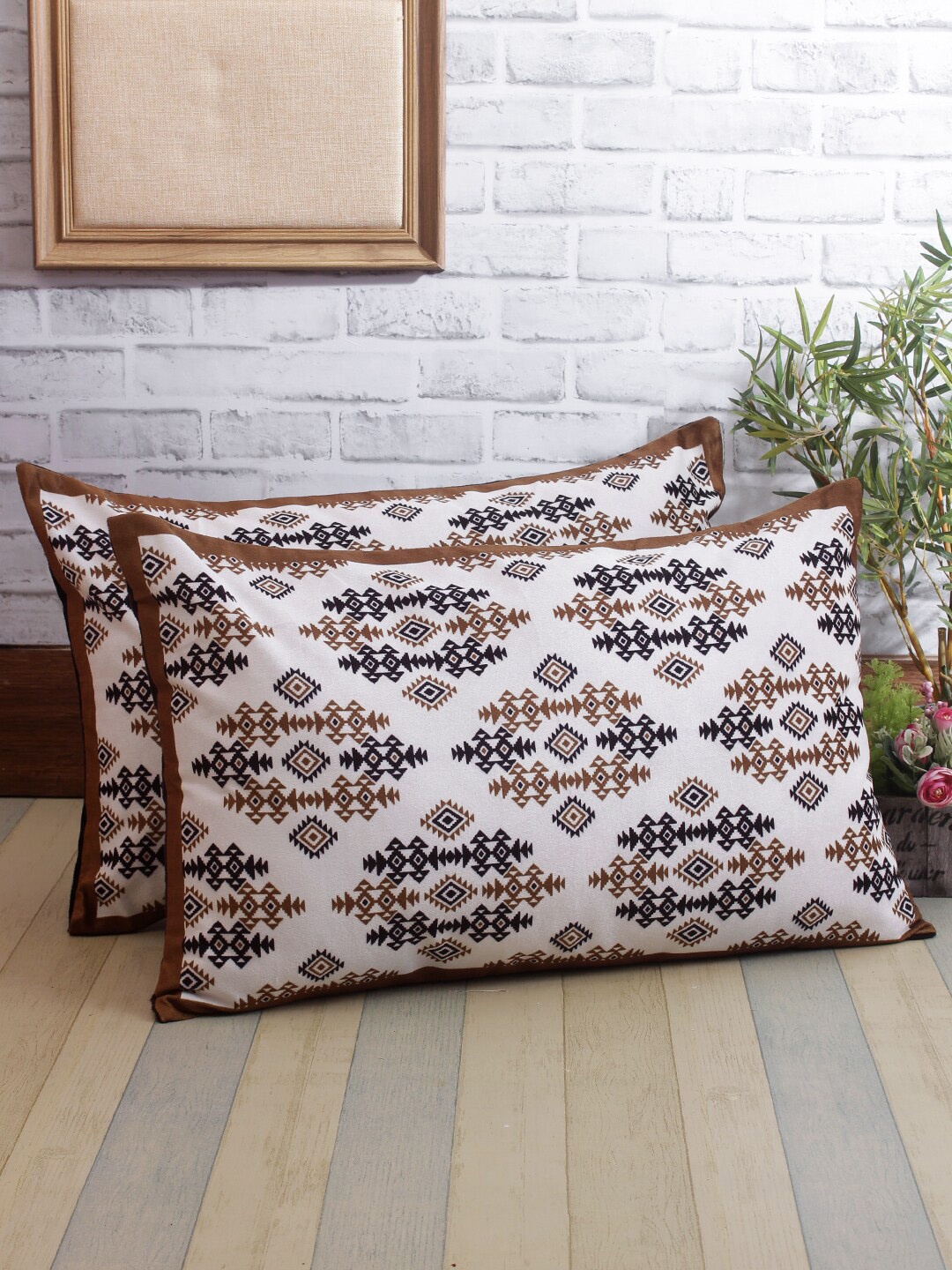 

ROMEE Set Of 2 White & Black Ethnic Motifs Print Pillow Covers