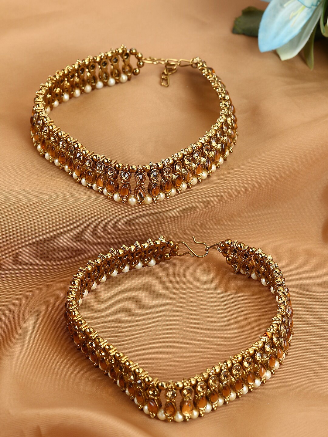 

ANIKAS CREATION Set Of 2 Gold-Plated Beige & White Kundan-Studded Beaded Vilandi Anklets