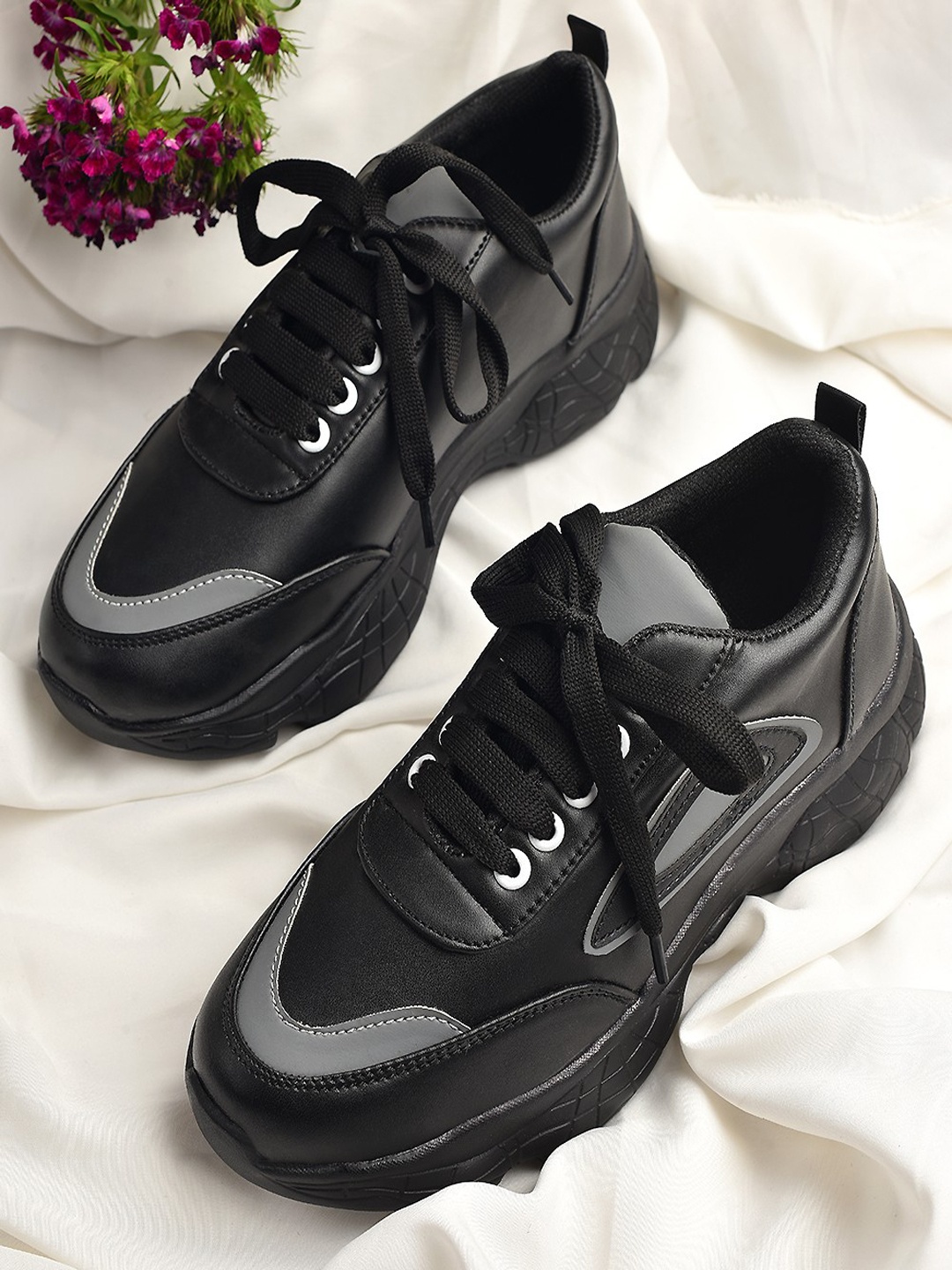 

Shoetopia Girls Black Solid Sneakers