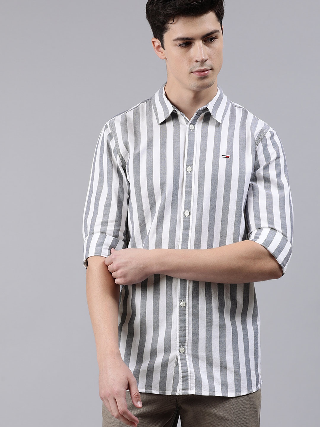 

Tommy Hilfiger Men White & Navy Blue Slim Fit Striped Casual Shirt