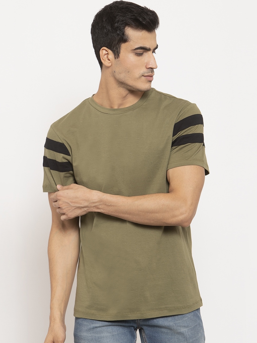 

DOOR74 Men Olive Green Solid Round Neck T-shirt