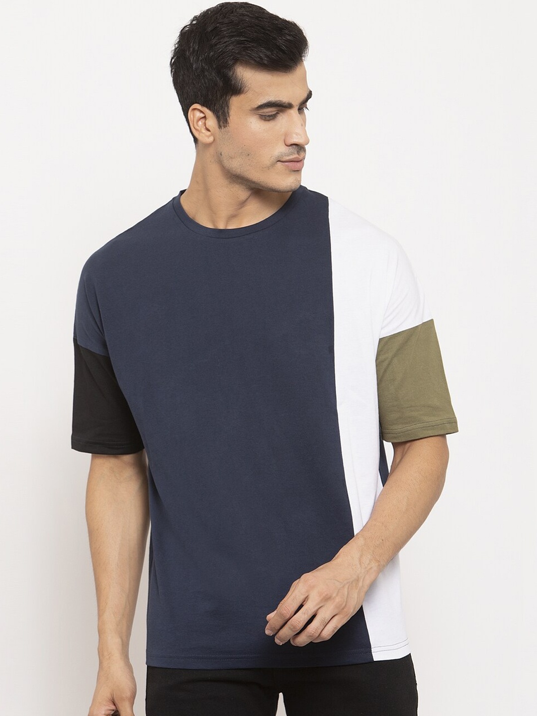 

DOOR74 Men Navy Blue & White Colourblocked Round Neck T-shirt